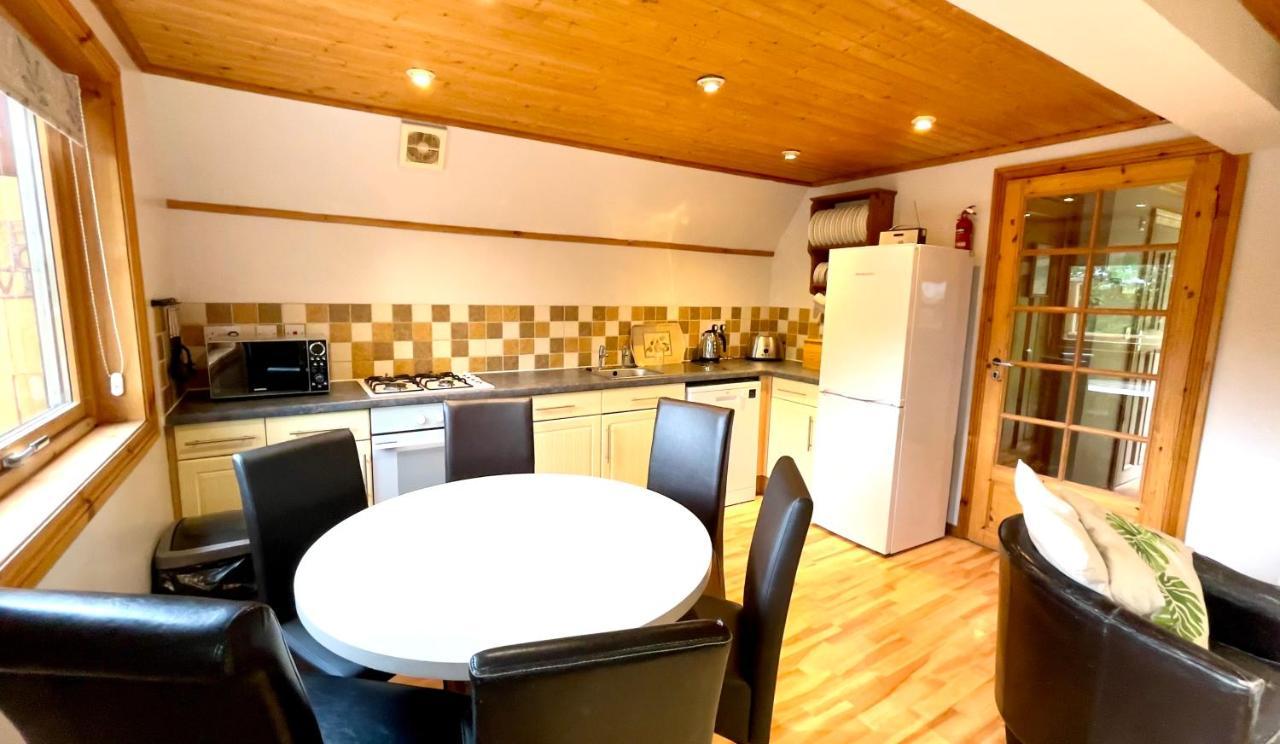 Spacious Primrose Lodge For 6 With Hot Tub At A Spa Resort Chudleigh Zewnętrze zdjęcie