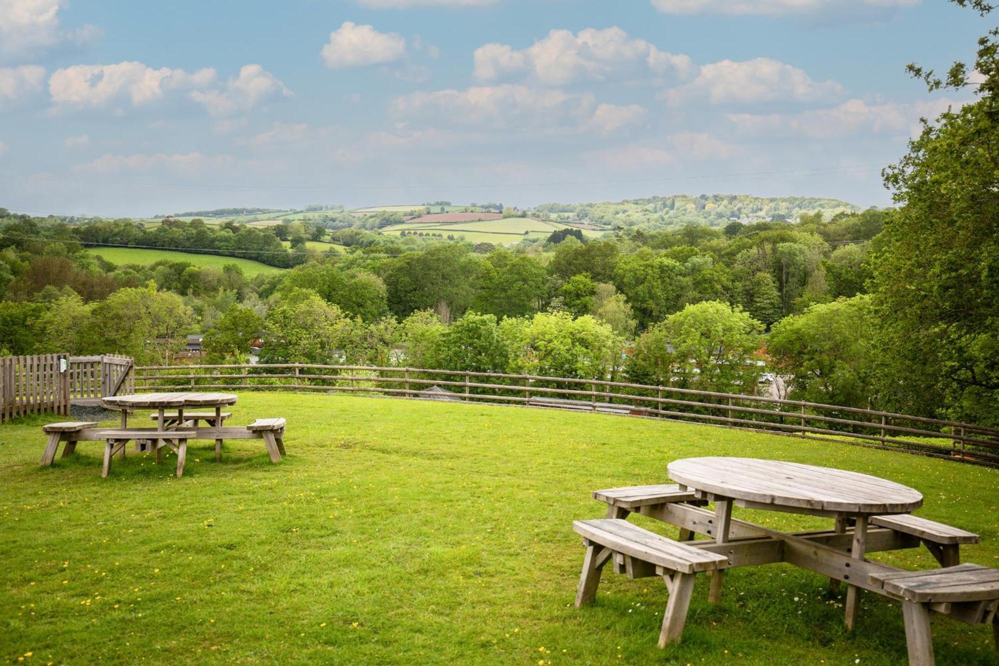 Spacious Primrose Lodge For 6 With Hot Tub At A Spa Resort Chudleigh Zewnętrze zdjęcie
